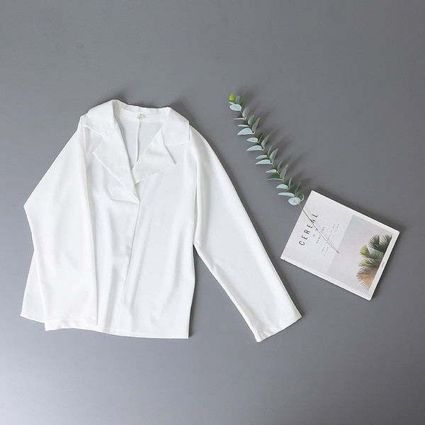 Актуална дамска риза с шпиц деколте и дълъг ръкав в бял цвят