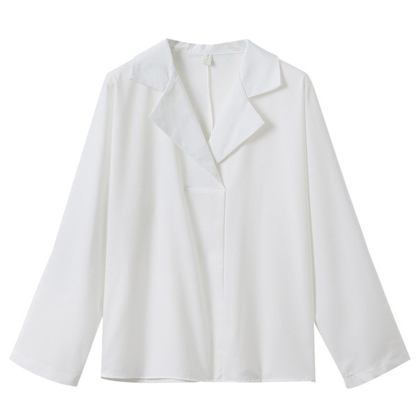 Актуална дамска риза с шпиц деколте и дълъг ръкав в бял цвят