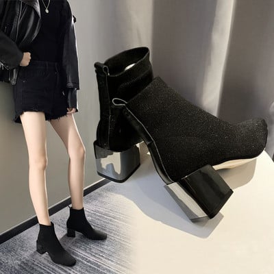 Κομψές γυναικείες μπότες με ψηλά τακούνια σε μαύρο χρώμα