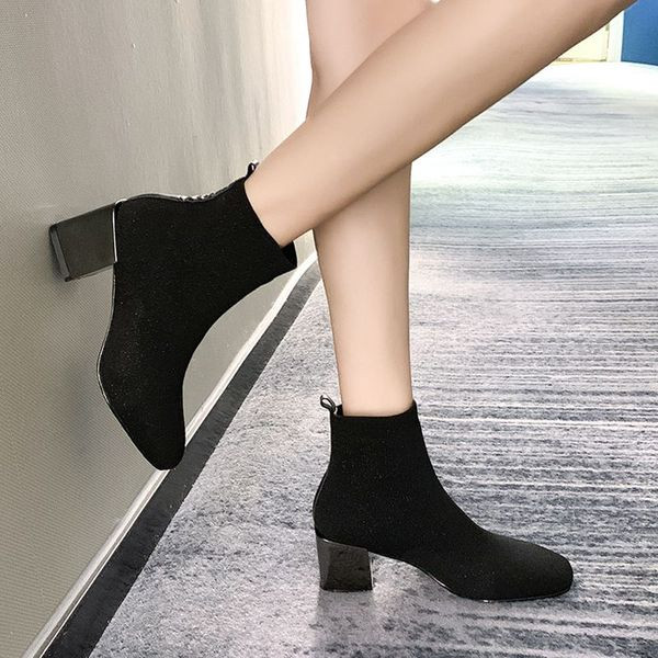 Елегантни дамски боти с дебел ток в черен цвят 