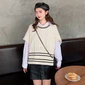 Дамски широк пуловер с къс ръкав и О-образно деколте в бял цвят