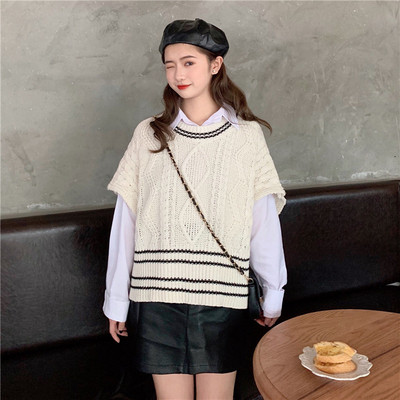 Дамски широк пуловер с къс ръкав и О-образно деколте в бял цвят