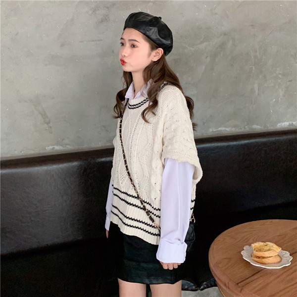 Дамски широк пуловер с къс ръкав и О-образно деколте в бял цвят 