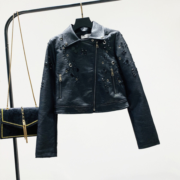 Дамско актуално кожено яке с елемент-нитове в черен цвят 