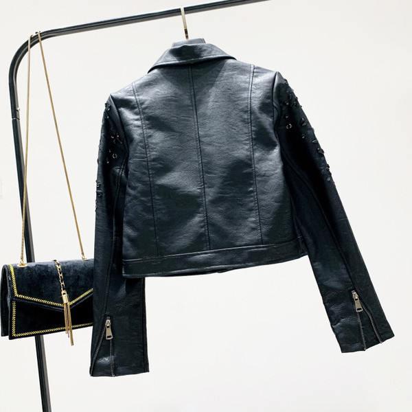 Дамско актуално кожено яке с елемент-нитове в черен цвят 