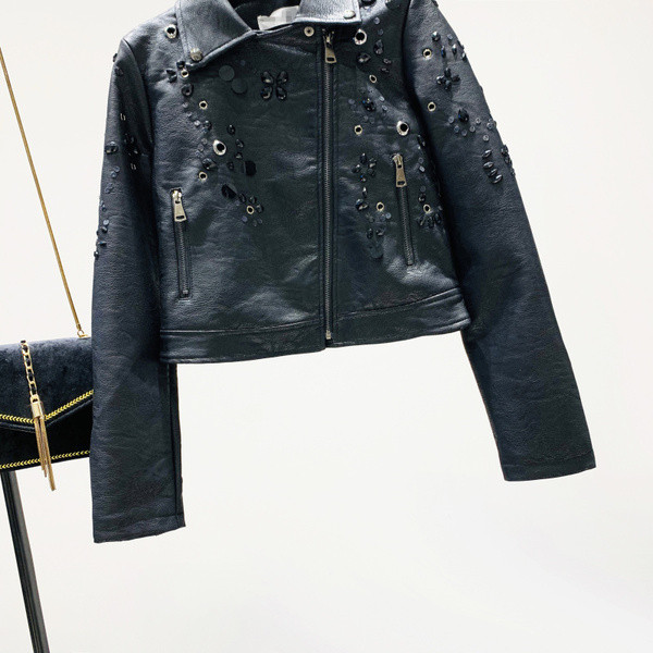 Дамско актуално кожено яке с елемент-нитове в черен цвят 