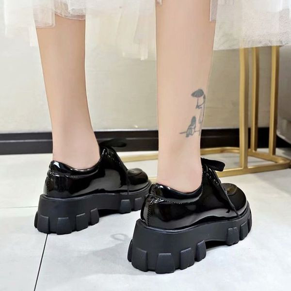 Модерни дамски обувки с дебела подметка и връзки в два модела 