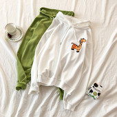 Ежедневна дамска блуза в зелен и бял цвят с бродерия