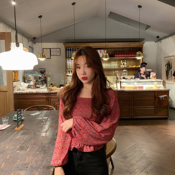 Актуална дамска къса блуза в два цвята с флорален десен