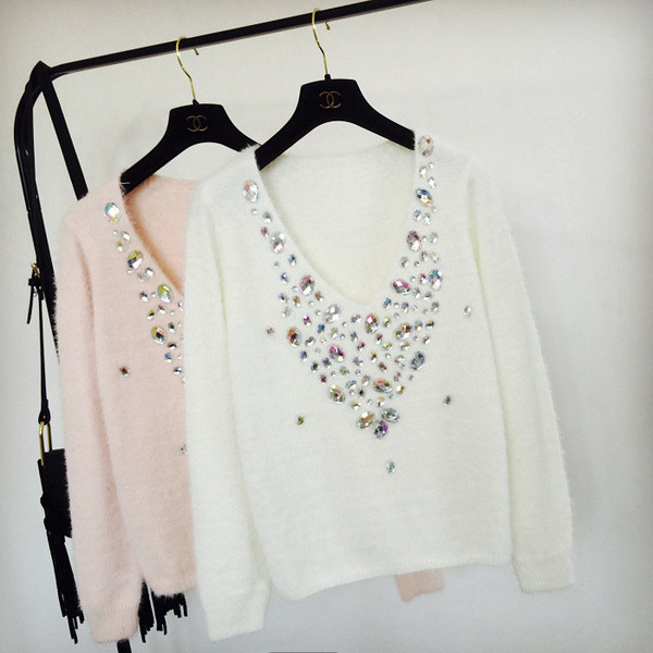 Стилен дамски пуловер с шпиц деколте и цветни камъни 