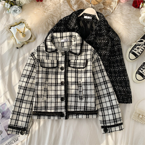 Модерно дамско яке в бял и черен цвят с копчета и джоб 