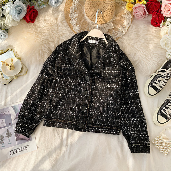 Модерно дамско яке в бял и черен цвят с копчета и джоб 