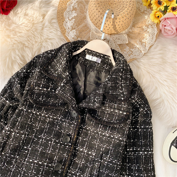 Модерно дамско яке в бял и черен цвят с копчета и джоб 