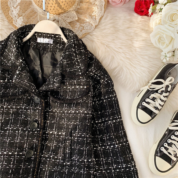 Модерно дамско яке в бял и черен цвят с копчета и джоб 