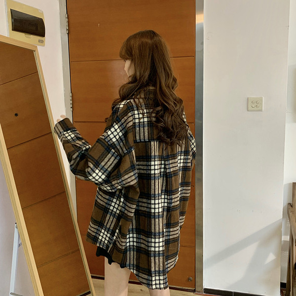 Дамска актуална дълга карирана риза в кафяв цвят