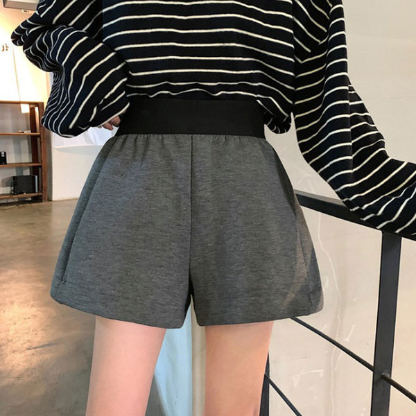 Дамски ежедневен къс панталон в два цвята сив и черен