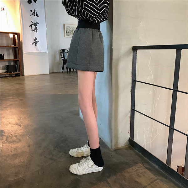 Дамски ежедневен къс панталон в два цвята сив и черен