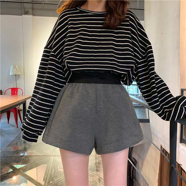 Дамски ежедневен къс панталон в два цвята сив и черен