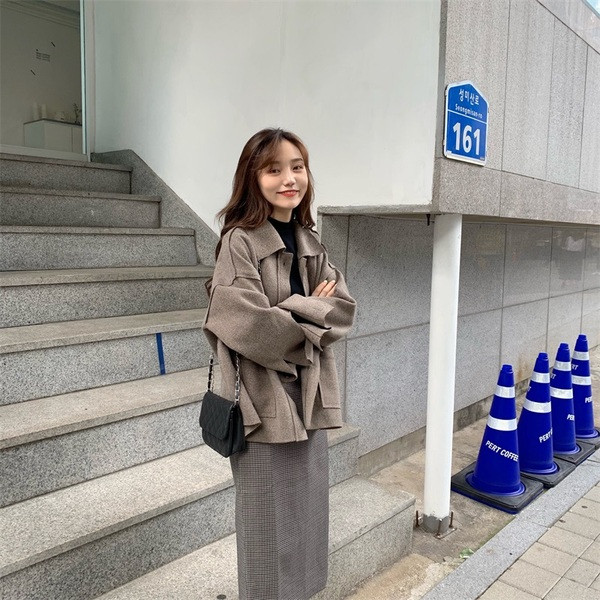 Дамско тънко късо палто с джобове и копчета