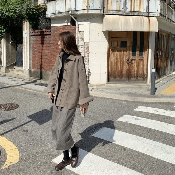 Дамско тънко късо палто с джобове и копчета