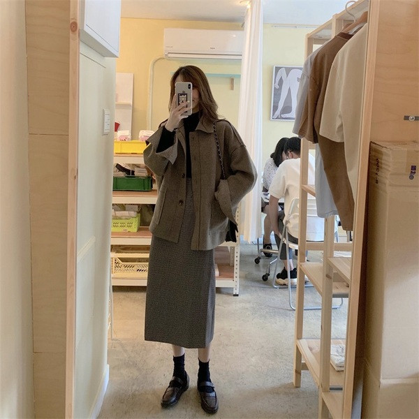 Дамско тънко късо палто с джобове и копчета