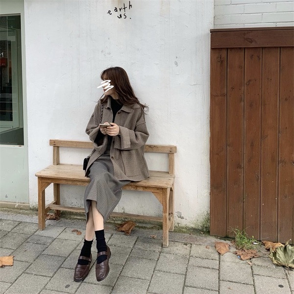 Дамско тънко късо палто с джобове и копчета