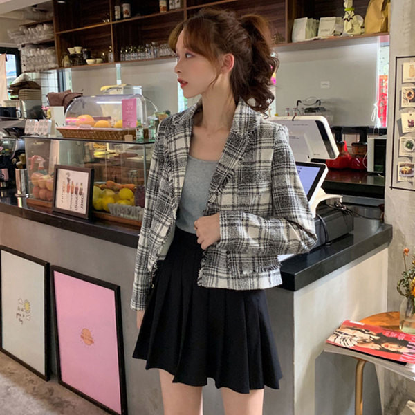 Актуално дамско късо карирано палто