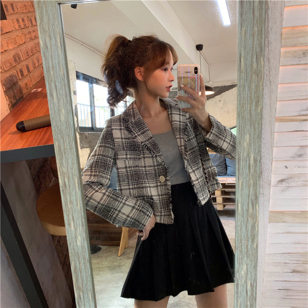 Актуално дамско късо карирано палто