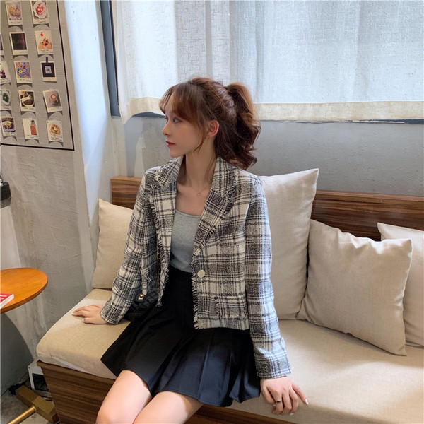 Актуално дамско късо карирано палто