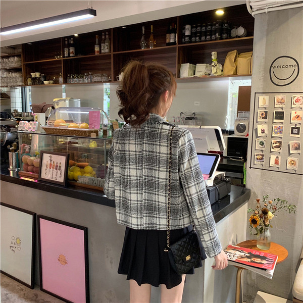 Актуално дамско късо карирано палто