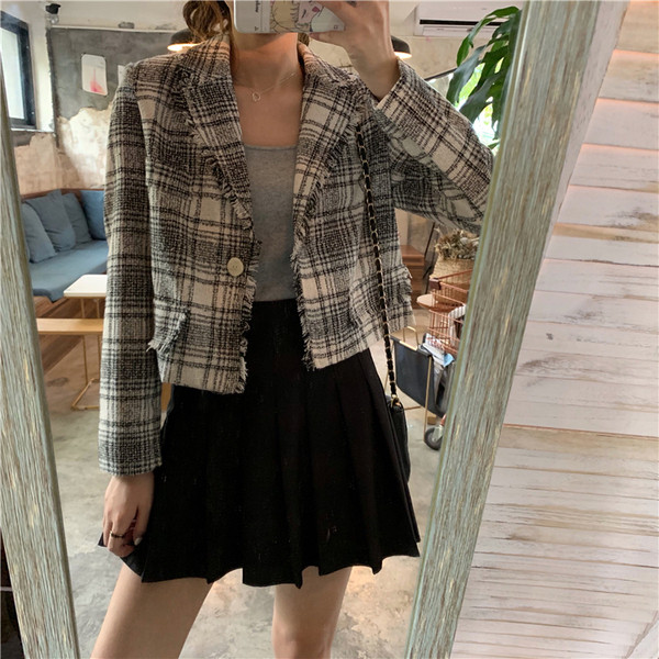 Актуално дамско късо карирано палто