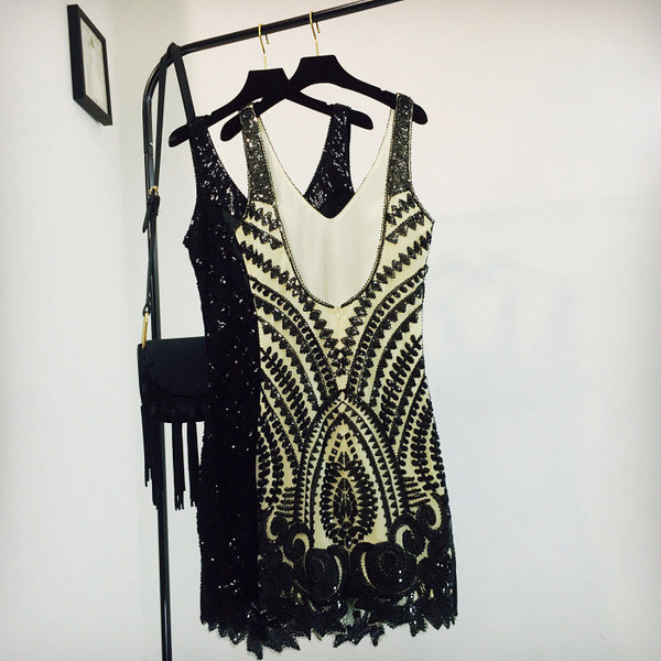 Стилна дамска рокля с шпиц деколте и пайети в четири цвята 