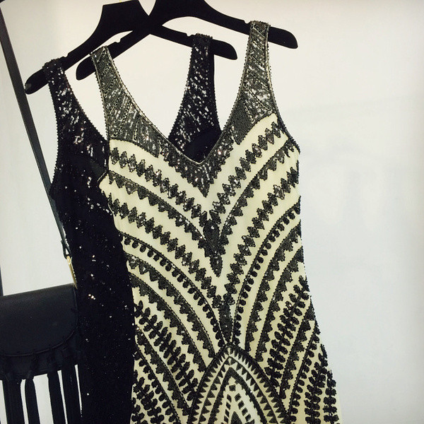 Стилна дамска рокля с шпиц деколте и пайети в четири цвята 