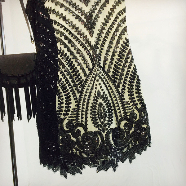 Стилна дамска рокля с шпиц деколте и пайети в четири цвята 