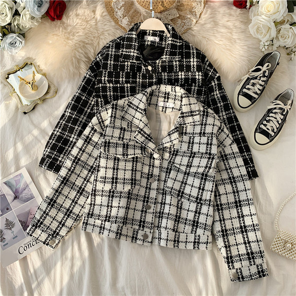 Ежедневно дамско яке с копчета в бял и черен цвят