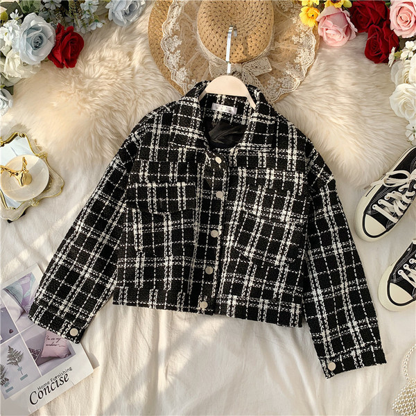 Ежедневно дамско яке с копчета в бял и черен цвят