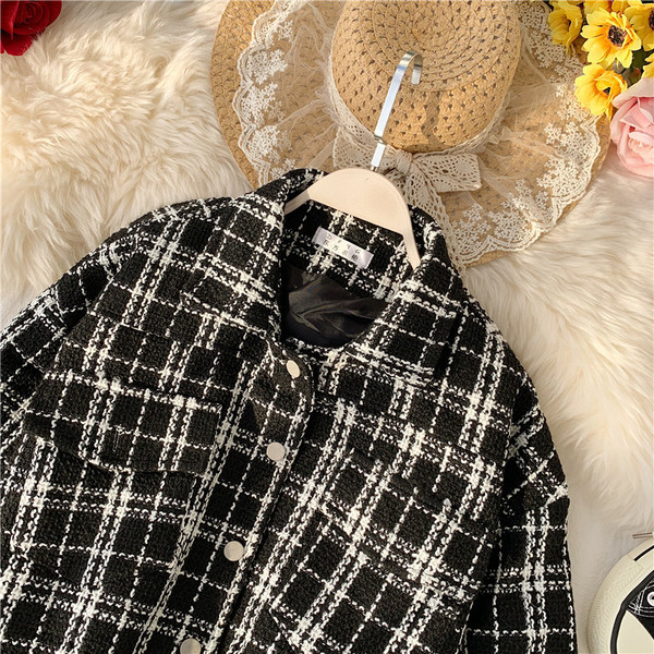 Ежедневно дамско яке с копчета в бял и черен цвят