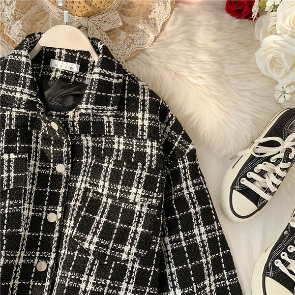 Ежедневно дамско яке с копчета в бял и черен цвят