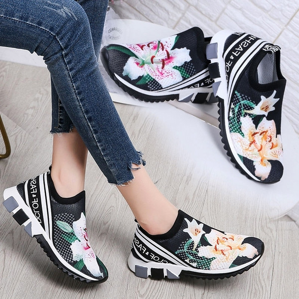 Дамски ежедневни обувки в три цвята с цветна апликация