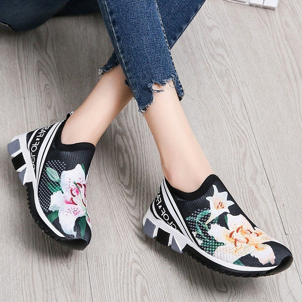 Дамски ежедневни обувки в три цвята с цветна апликация