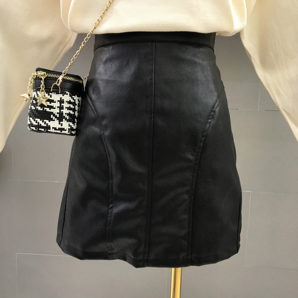 Кожена дамска пола с висока талия в оранжев, черен и бял цвят