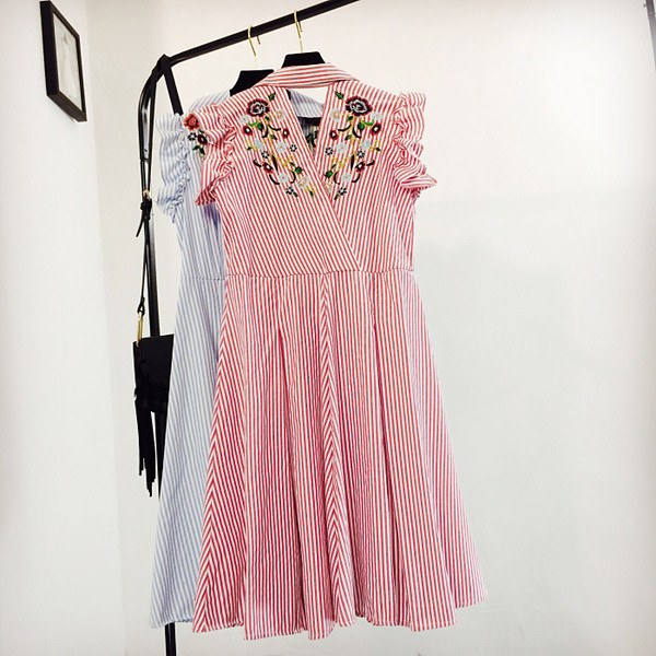 Дамска раирана рокля с цветна бродерия в три цвята 