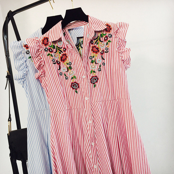 Дамска раирана рокля с цветна бродерия в три цвята 