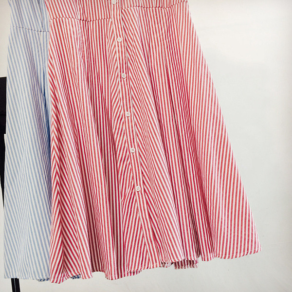 Дамска раирана рокля с цветна бродерия в три цвята 