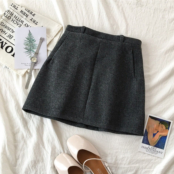 Нов модел дамска пола в три цвята с джобове и висока талия