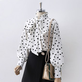 Модерна дамска риза с поло яка на точки в бял и черен цвят