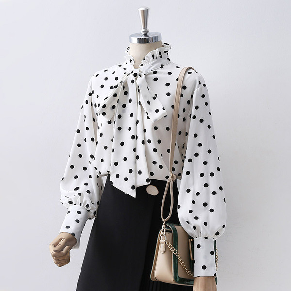 Модерна дамска риза с поло яка на точки в бял и черен цвят