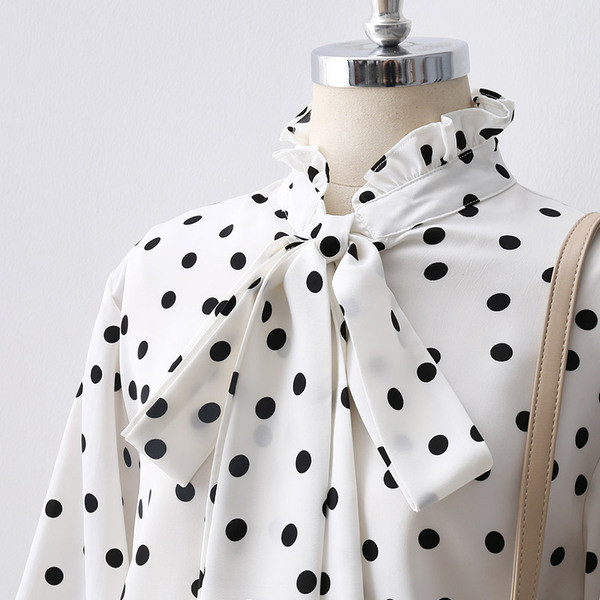 Модерна дамска риза с поло яка на точки в бял и черен цвят