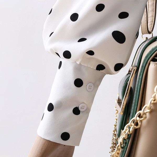 Модерна дамска риза с поло яка на точки в бял и черен цвят