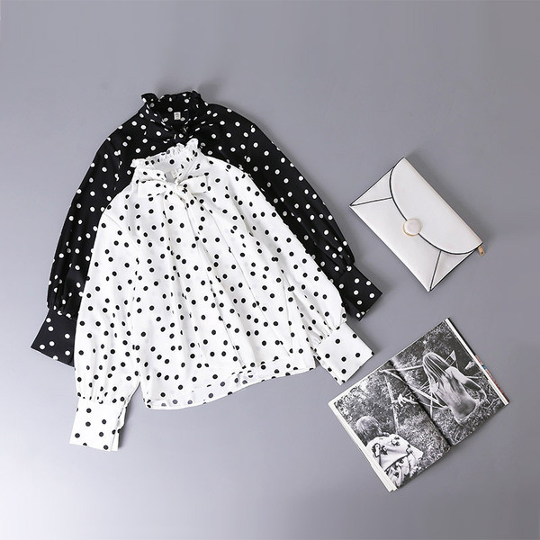 Модерна дамска риза с поло яка на точки в бял и черен цвят